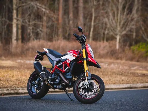 Quelles sont les caractéristiques qui font de la Ducati Hypermotard 950 une moto si spéciale?